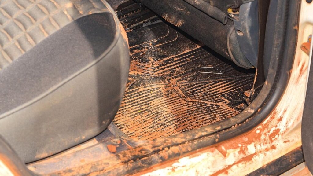 Gambar bagian dalam mobil rental yang tidak bersih setelah digunakan penyewa