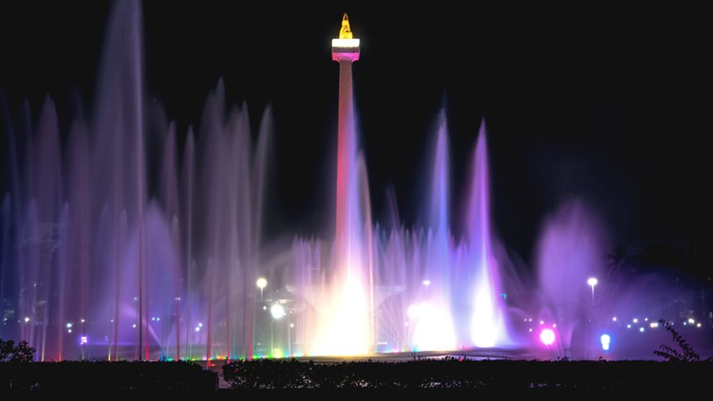 Pemandangan monumen nasional saat malam hari di kota jakarta