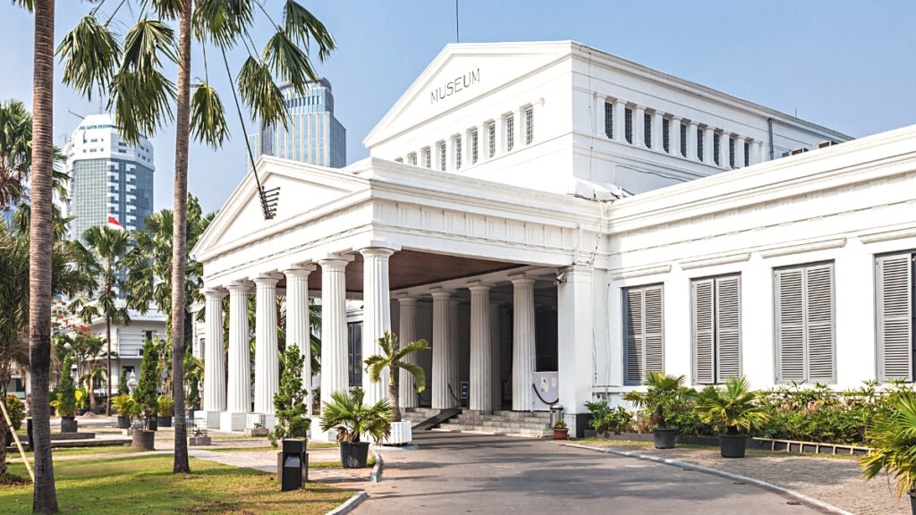 Penampakan bangunan museum nasional indonesia di kota jakarta