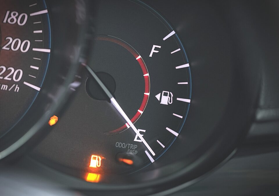 Cara mengatasi mobil mogok karena kehabisan bensin