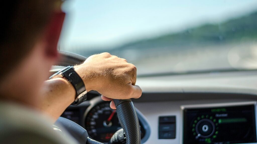 Contoh menghindari kelelahan saat berkendara sebagai salah satu keuntungan menyewa mobil memakai sopir
