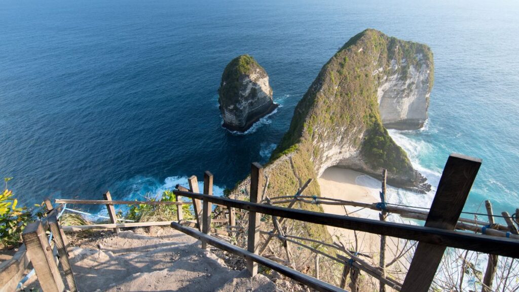 Pemandangan pantai di pulau Nusa Penida, Bali